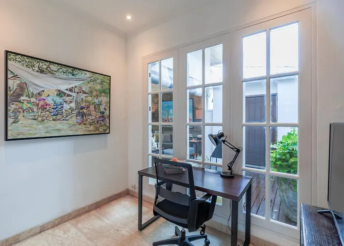 Mosan House: Art-filled Gem Near & Square *