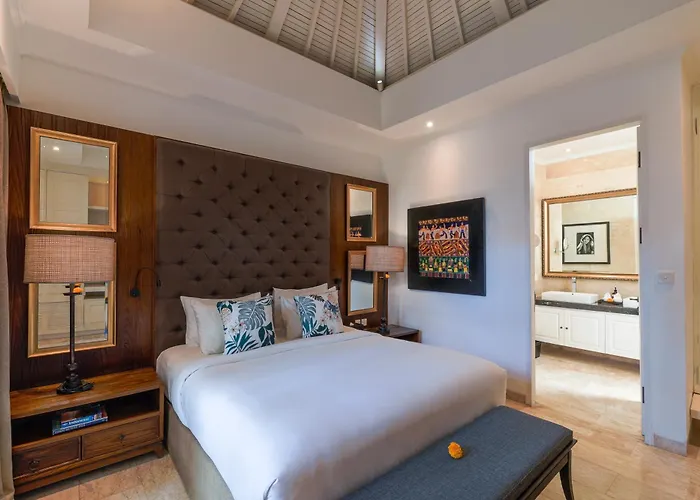 Villa Mosan House: Art-filled Gem Near & Square *