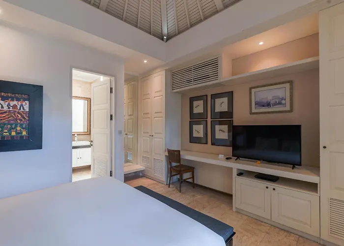 Mosan House: Art-filled Gem Near & Square Villa *