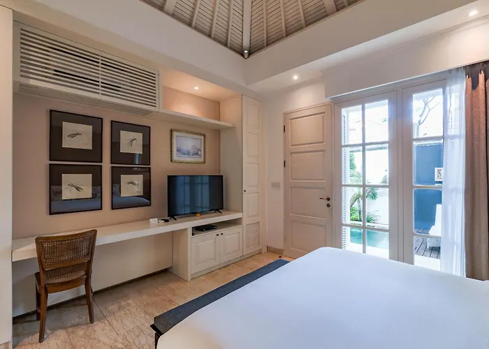 Villa Mosan House: Art-filled Gem Near & Square *