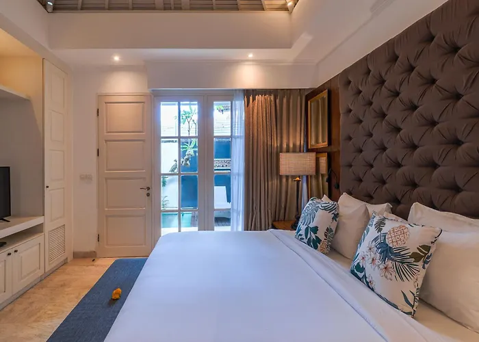 Mosan House: Art-filled Gem Near & Square Villa *