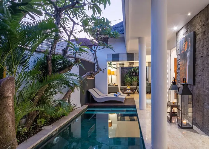 Villa Mosan House: Art-filled Gem Near & Square