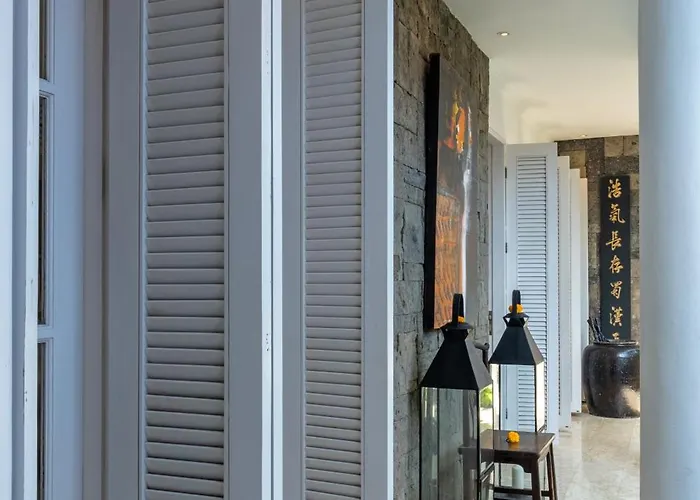 Mosan House: Art-filled Gem Near & Square Villa