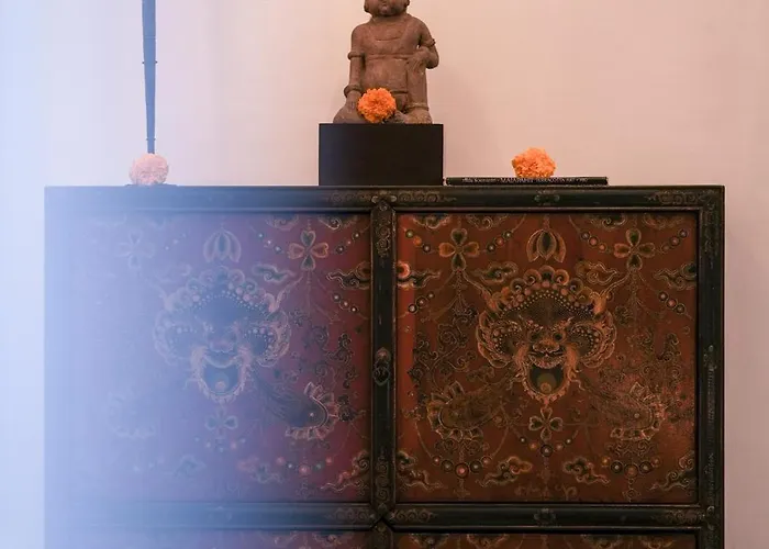 Mosan House: Art-filled Gem Near & Square Villa *