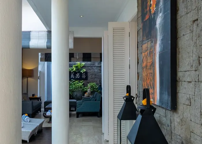 Mosan House: Art-filled Gem Near & Square
