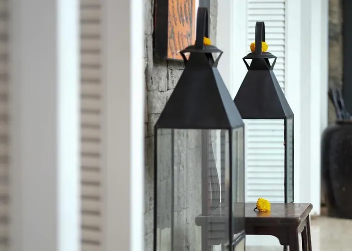 Mosan House: Art-filled Gem Near & Square Villa *
